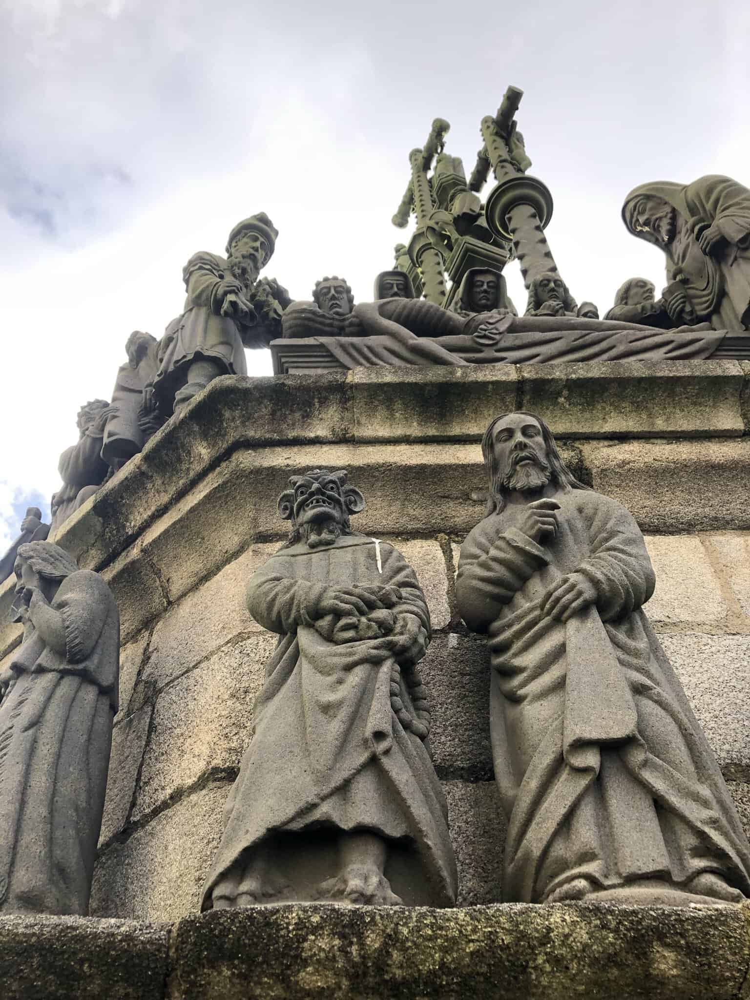 Le calvaire monumental de Plougonven et son église