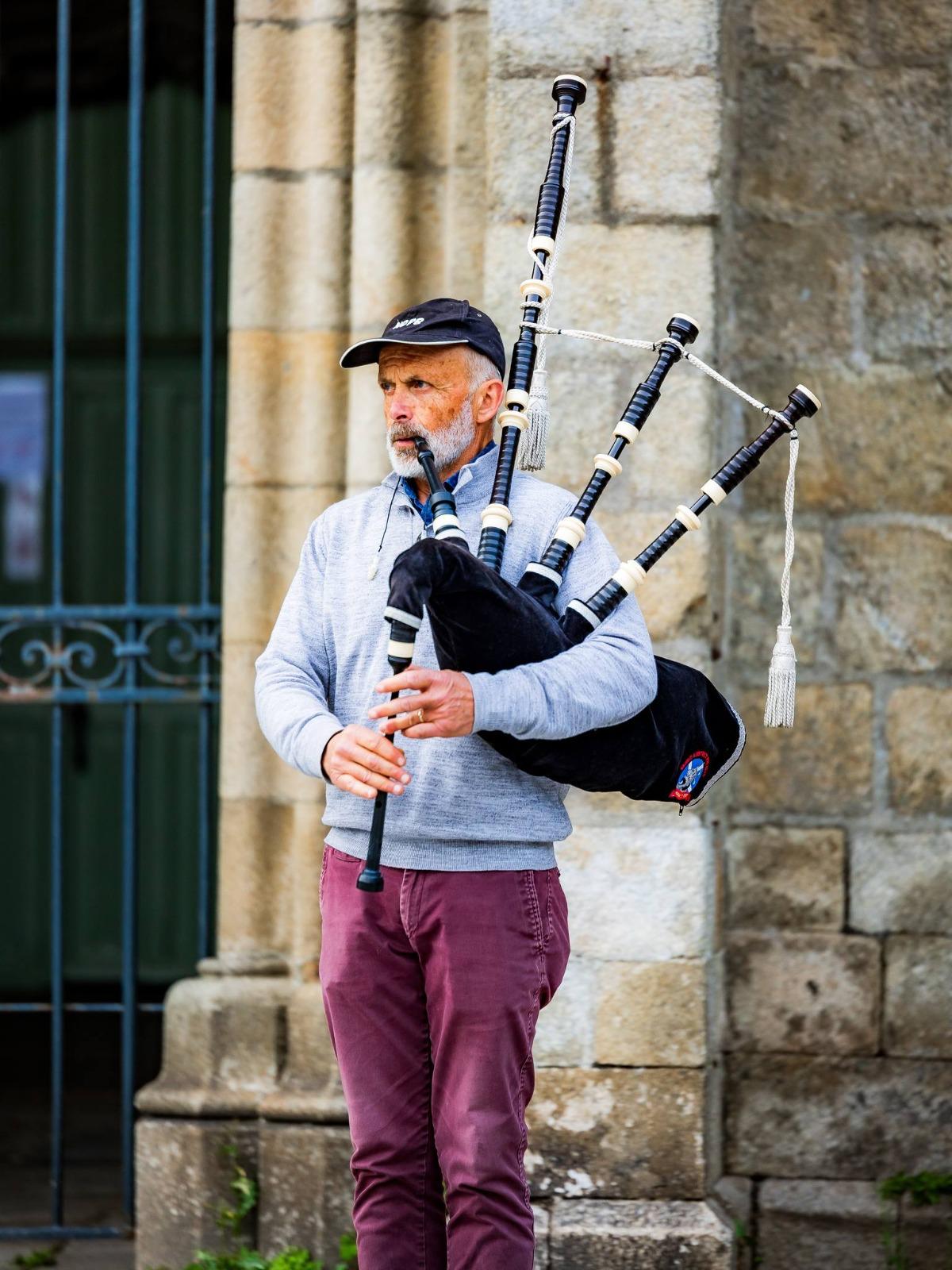Jean-Christophe joue de la cornemuse