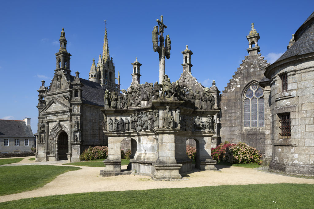 Enclos paroissial de Guimiliau avec son calvaire sculpté et son église en granite