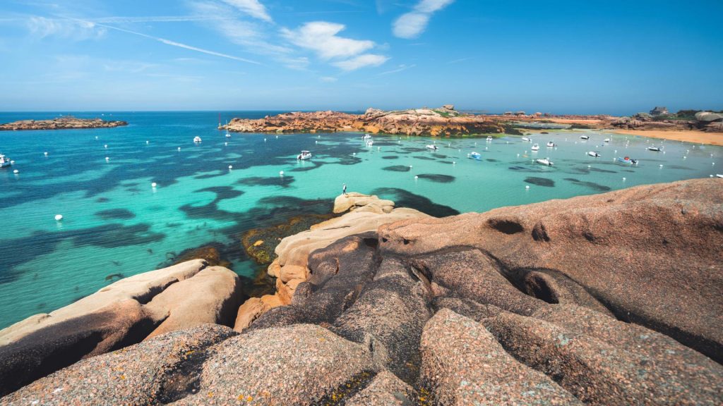 Rochers de granite rose et eau turquoise sur la côte bretonne