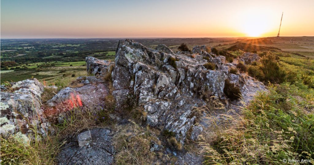 Rochers et landes des Monts d'Arrée au coucher du soleil